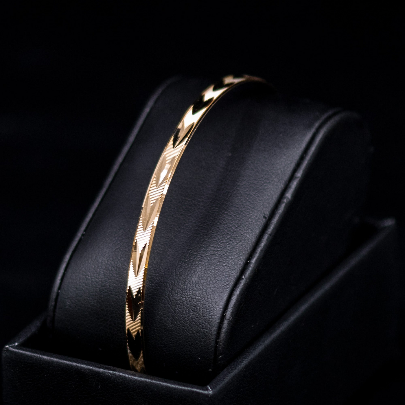 14KB 6.4G BANGLE DC TEXTURED V PATTERN