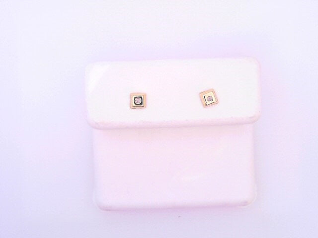 18 KARAT STUD EARRINGS WEIGHT: 0.5G : NATRUAL DIAM