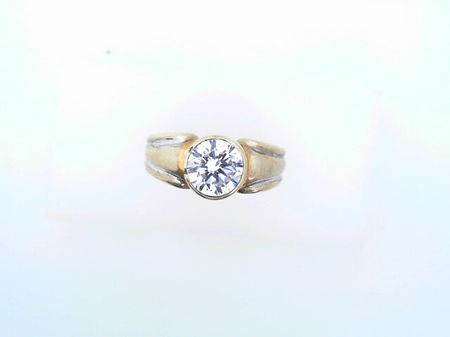 14 KARAT RING SIZE 8 WEIGHT: 3.3G
CZ ROUND CENTER