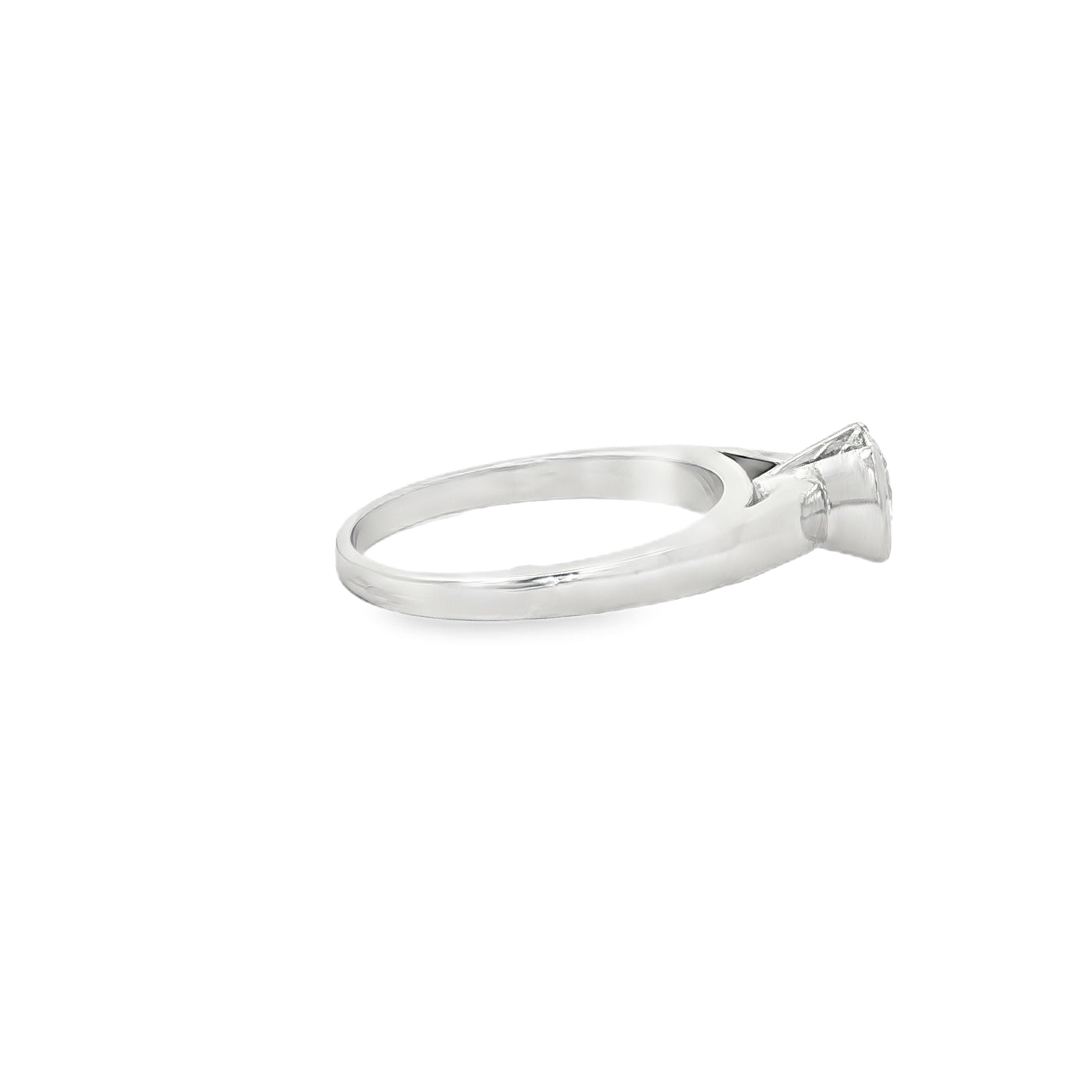 14 KARAT RING SIZE 8 WEIGHT: 4.6G : NATURAL DIAMON
