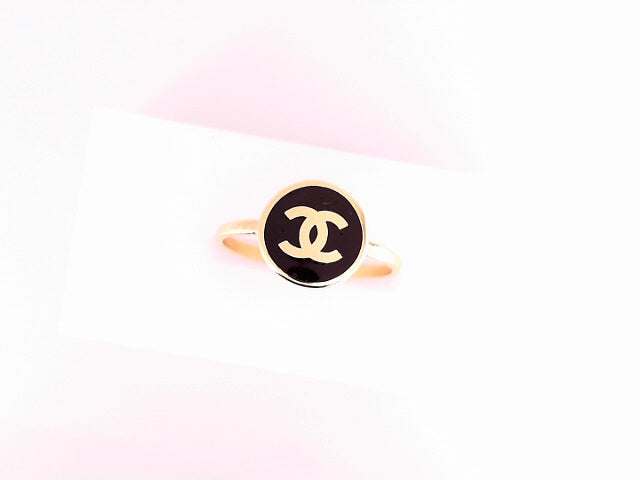 14 KARAT RING SIZE 7.75 WEIGHT: 1.8G
STYLE CHANEL