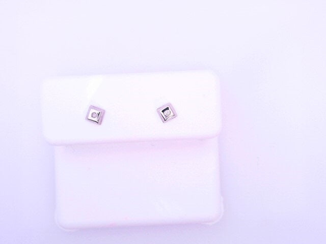 18 KARAT STUD EARRINGS WEIGHT: 0.5G : NATRUAL DIAM