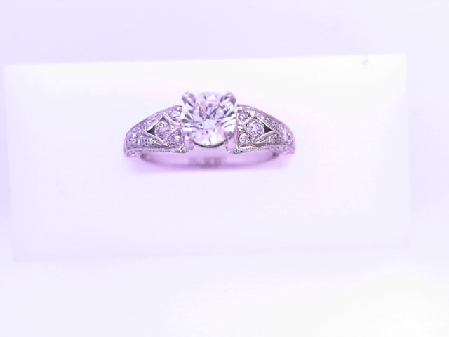 18 KARAT RING SIZE 6.5 WEIGHT: 3.8G : NATURAL DIAM