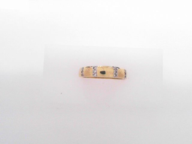 14 KARAT RING SIZE 6 WEIGHT: 2.2G
4MM CZ ACCENTED
