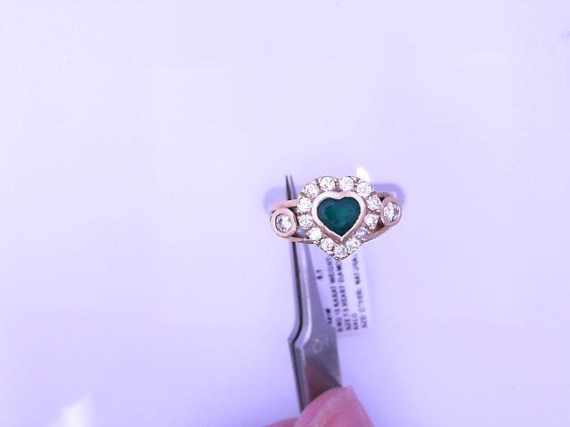 RING 18 KARAT WEIGHT: 6.1 SIZE 7.5 HEART DIAMOND H