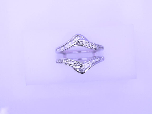 RING 14 Karat Weight: 5.6G Size 7 
size/ other: R