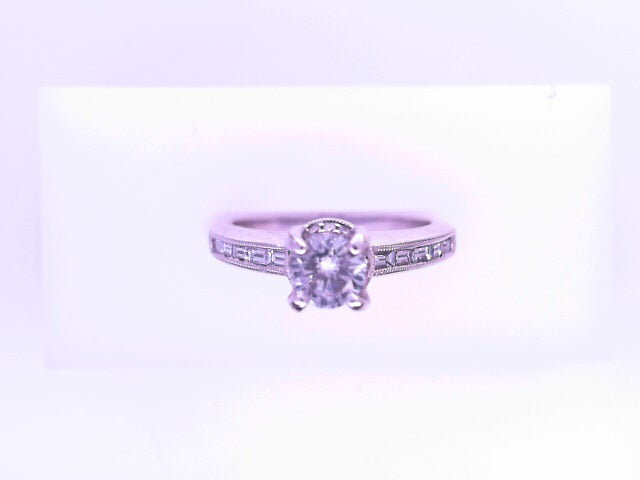 18 KARAT RING SIZE 6.5 WEIGHT: 4.7G : NATURAL DIAM