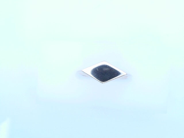 14 KARAT RING SIZE 6.5 WEIGHT: 2.3G
SIGNET GEOMET