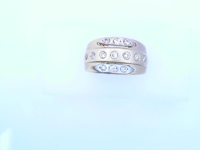 14 KARAT SATIN RING SIZE 7 WEIGHT: 5.6G
CZ 3TONE