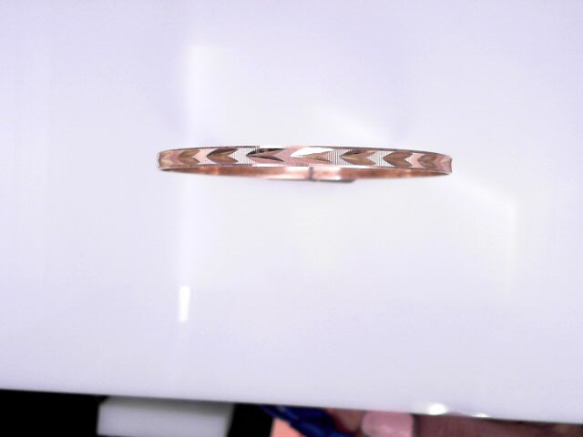 14KB 6.4G BANGLE DC TEXTURED V PATTERN