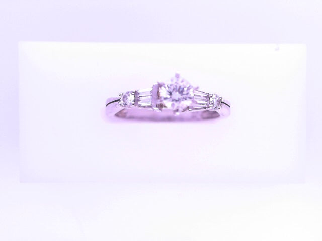 18 Karat Ring Size 8 Weight: 2.9g : NATURAL DIAMON